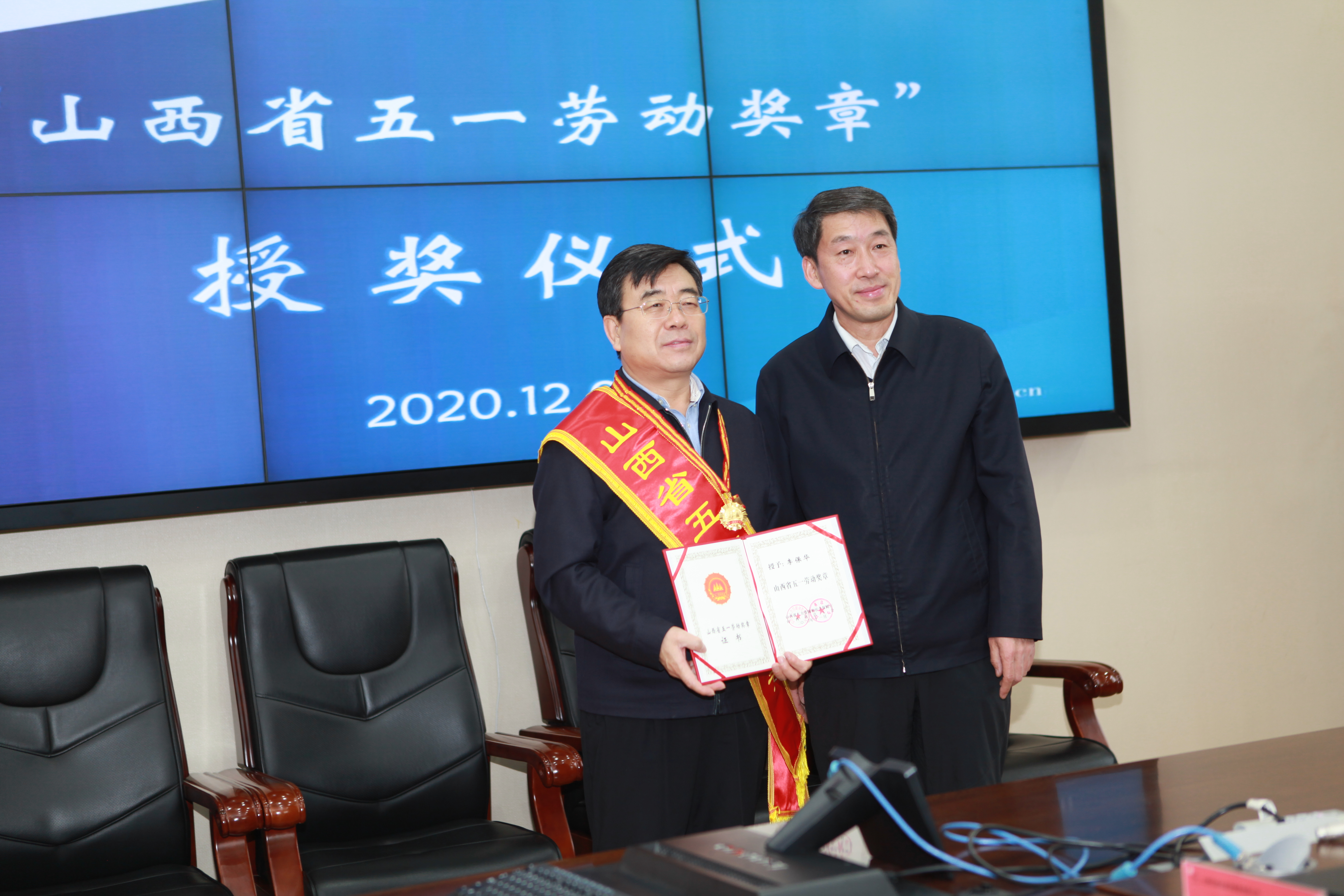 山西省总工会副主席张亚琳一行到山西建投机械化 集团慰问“山西省五一劳动奖章”获得者李保；；；；；；；